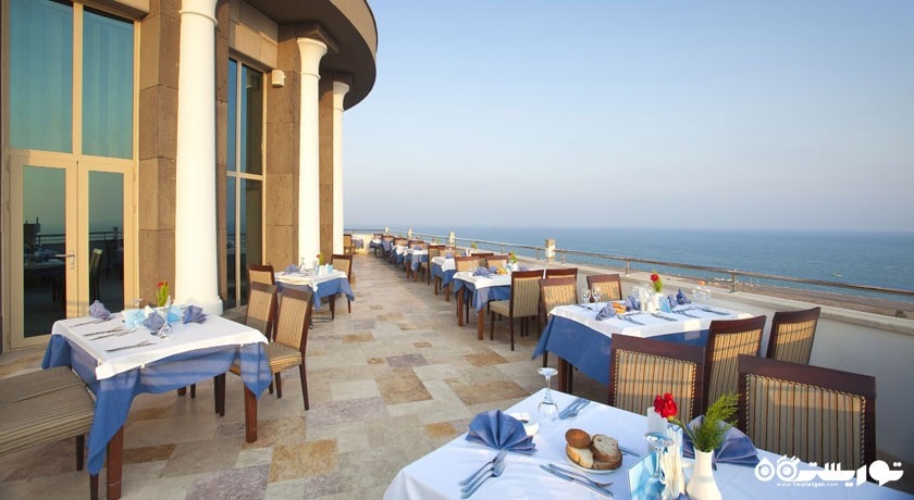 رستوران فضای باز با چشم انداز دریا